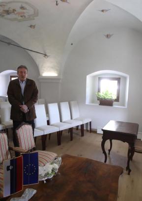 Minister Vasko Simoniti je bil navdušen nad prenovo Dvorca Visoko. FOTO: GORAZD KAVČIČ
