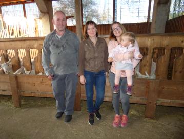 Tone, Andreja in Nastja (s hčerko v naročju) skupaj skrbijo za opravila na kmetiji.