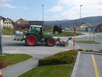 Strojno čiščenje ceste v Gorenji vasi