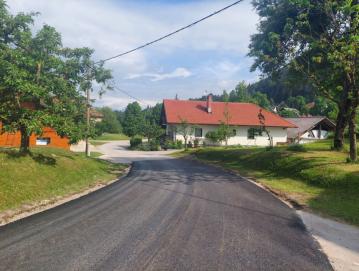 Nov asfalt na cesti v Suhem Dolu FOTO: ARHIV OBČINE