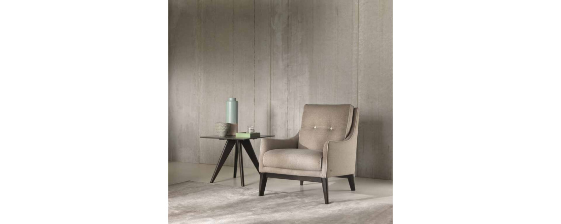 Fotelj AMICIZIA - Natuzzi Editions v beige tkanini z lesenim podnožjem
