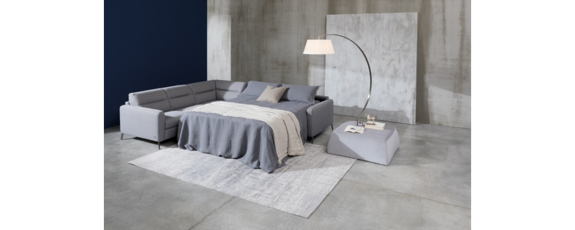 Sedežna garnitura FASCINO - Natuzzi Editions v sivi tkanini s posteljnim sistemom