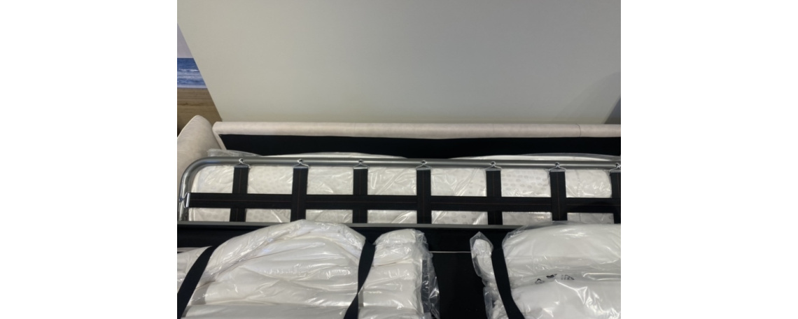 Sedežna garnitura MERAVIGLIA - Natuzzi Editions z izvlečnim ležiščem v beli tkanini