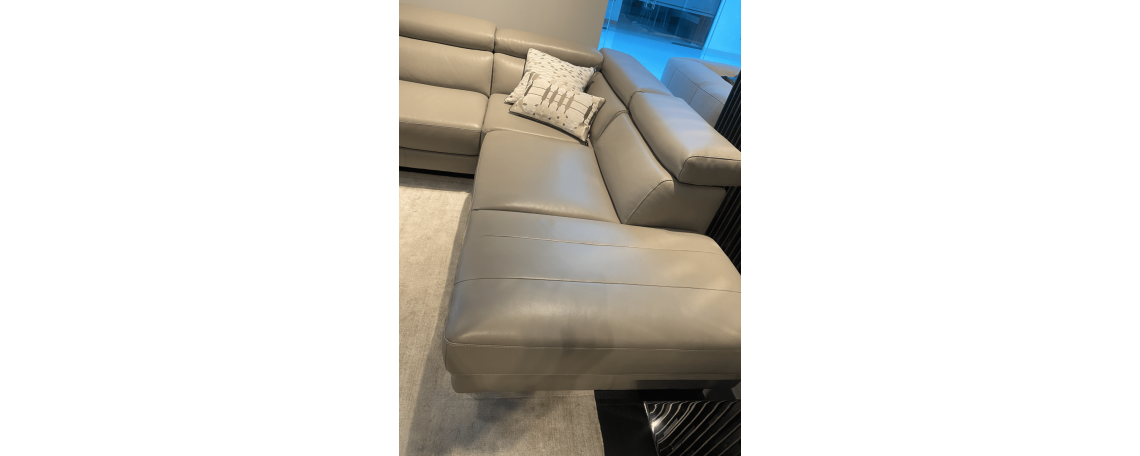 Kotna sedežna garnitura SAGEZZA - Natuzzi Editions v svetlo sivem usnju