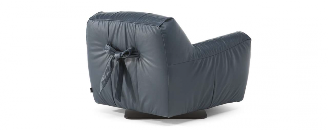 Fotelj ARGO by Paola Navone - NATUZZI v modrem usnju s pentljo na zadnji strani 