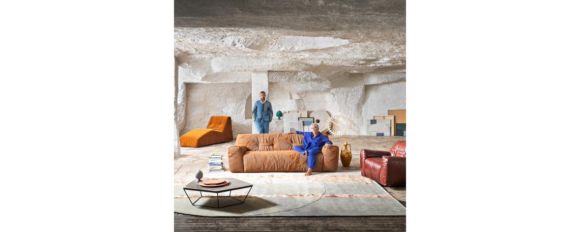 Mehka zofa ARGO by Paola Navone - Natuzzi v oranžni 3D tkanini Byborre in rdečem usnju