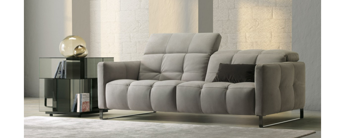 Sedežna garnitura PHILO by Natuzzi Italia v sivi tkanini z okrasno prešito prevleko 