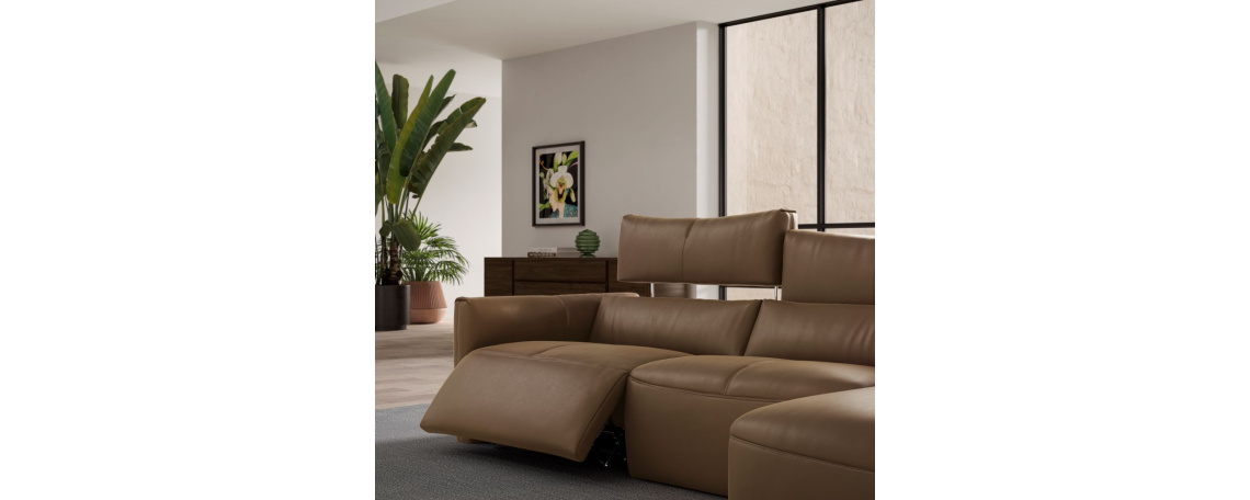 Sedežna garnitura GALAXY v sestavi kotna postavitev z udobnim kotnim počivalnim elementom, v rjavem usnju in električnim počivalnikom