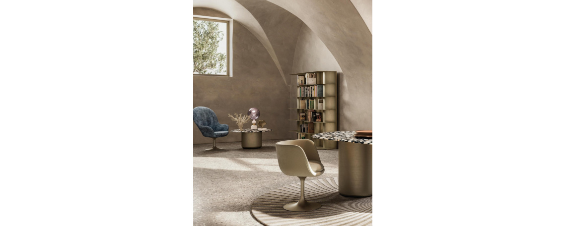 Stol VOYAGE by Nika Zupanc - Natuzzi s sediščem iz svetle tkanine