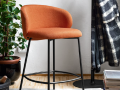 Barski stol TUKA - Barski stol TUKA v oranžni barvi s črnim podnožjem