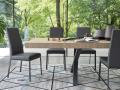 Sivi usnjeni stoli BESS s kovinskim podnožjem - Elegan6tni klasični stoli za jedilnice BESS Calligaris