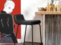 Črn barski stol Riley - Barski stol na kovinskem podnožju, z udobno tapeciranim sediščem v črni tkanini