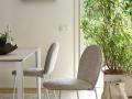 Sivo bel stol RILEY MID - Connubia predstavlja nov model stola RILEY MID igrivih oblik