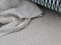Vodo-odboja tkanina v sivi barvi - Vodo-odboja tkanina v sivi barvi kljubuje  vremenskim vplivom in je nujna za tapeciranje sedežnih garnitur, ki se uporabljajo zunaj. 
