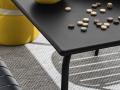 Kovinska miza Easy v črni barvi - Pravokotna miza Easy v črni barvi je primerna za uporabo na prostem saj kljubuje vsem vremenskim vplivom. 