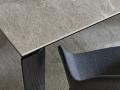 Keraična miza BAND s črnim lesenim podnožjem - BAND Connubia ima leseno podnožje in keramični top