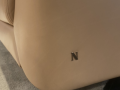 Detalj podnožja fotelja LA SCALA - Detalj podnožja fotelja LA SCALA v beige usnju