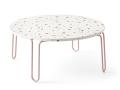 Klubska mizica Stulle višine 30 cm - Nižja Stulle mizica na kovinskem roza podnožju, zgornja okrogla plošča v imitaciji Terazzo kamna. 