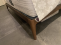 Leseno podnožje SIRI - Visoko elegantno podnožje postelje SIRI. Temni hrast in toplina lesa mehke oblike bosta vaši spalnico popestrila.