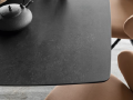 Miza ATHOS - Miza ATHOS ovalne oblike s keramično ploščo in kovinskim podnožjem v sivo črni barvi