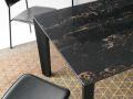 Miza DELTA - Miza DELTA s keramično ploščo in s črnimi kovinskimi nogami