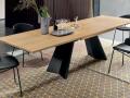 Miza ICARO in stoli SOPHIA - Lesena miza ICARO s črnim podnožjem in stoli SOPHIA 