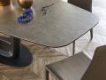 Miza ORBITAL in stoli AIDA - Miza ORBITAL s keramično ploščo in črnim kovinskim podnožjem in stoli AIDA