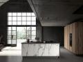 Moderna kuhinja ACCAPIELE - Moderna kuhinja ACCAPIELE z lesenimi frontami, imitacijo marmorja in črnim pultom