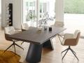 Nova kolekcija Calligaris 2022 - Raztegljiva keramična miza s kovinskim podnožjem za jedilnico in beige stoli Cocoon