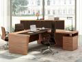 Pisarniško pohištvo X10 by Quadrifoglio - Maros  - Pisarniško pohištvo X10 by Quadrifoglio - Maros lesena pisarniška miza s črnim pasom na sredini in rjavi usnjeni pisarniški stoli