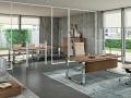 Pisarniško pohištvo X7 by Quadrifoglio - Maros  - Pisarniško pohištvo X7 by Quadrifoglio - Maros lesena pisarniška miza s kovinskimi nogami in s kremi usnjenimi vrtljivimi stoli