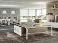 Pisarniško pohištvo X8 by Quadrifoglio - Maros  - Pisarniško pohištvo X8 by Quadrifoglio - Maros lesena pisarniška miza z belim podnožjem in sivo beli stoli