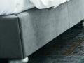 Postelja BOISERIE - Twils - Maros - Postelja BOISERIE - Twils - Maros v sivi tkanini s prešitim vzglavjem in kovinskimi nogami