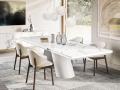 Raztegljiva miza APIAN in stoli HOLLY - Raztegljiva bela keramična miza s kovinskim podnožjem za jedilnico in beli stoli