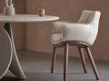 Rhonda Wood in miza Maxim Argile - Svetli usnjenu stoli z zaobljenim lesenim podnožjem in sediščem v mehkem usnju