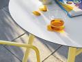 Bela mizna HPL plošča mize YO! - Bela mizna HPL plošča mize YO! premera 90 ali 120 cm. Podnožje je iz barvanega aluminija rumene barve. 