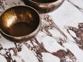 Vzorec keramičnega topa jedilne mize - Imitacija marmorja v beli in bronasti barvi 