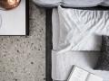 Udobna mehka postelja TUFTE - Udobna mehka postelja TUFTE v sivi tkanini z oblazinjenim naslonjalom in lesenim podnožjem
