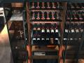Vitrina za vino Rialto - Rialto vitrine za vinske steklenice v barvi lesa s steklenimi vrati