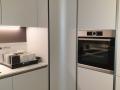 Kuhinja L kompozicije OLA 20 - Snaidero predstavlja izjemno kotno omaro z LED lučmi in veliko shrambe v kuhinji.