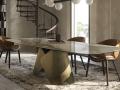 Stoli Miranda v rjavem usnju in miza Scott Keramik - Usnjeni stoli in keramične mize Cattelan Italia