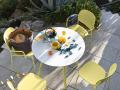 Okrogla vrtna miza YO! - Okrogla vrtna miza YO!, z belo HPL mizno ploščo premera 90 ali 120 cm. Podnožje je iz barvanega aluminija rumene barve. Na sliki tudi vrtni stoli YO! 