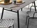 Keramična vrtna miza in stoli YO ! - Miza YO! na aluminijastem črnem podnožju in izredno odporno keramično mizno ploščo. Mia je primerna za uporabo na prostem.