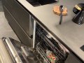 Vgradni pomivalni stroj AEG s kuhinjo Way - Kuhinja s keramičnim pultom v ujemajoči sivi barvi WAY