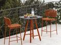 Pleten barski vrtni stol YO! - Pleten barski vrtni stol YO! z oranžnim sintetičnim pletenjem in barvano kovino je odlična izbira za uporabo ob bazenu ali na terasi in vrtu. 