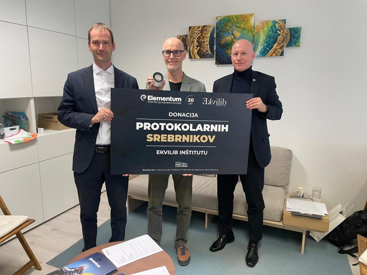 Elementum z donacijo protokolarnih srebrnikov podprl Ekvilib inštitut