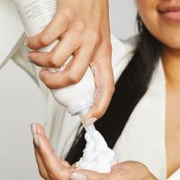 Nanošenje hidratantne pjene Paul Mitchell Awapuhi Wild Ginger HydroCream Whip