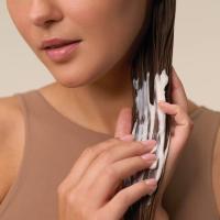 Nanošenje Paul Mitchell 15-in-1 maske.