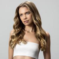 Model s valovitom plavom kosom Paul Mitchell