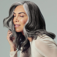 Sjajna sijeda kosa – njegovan i prirodan izgled